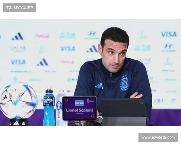 阿根廷主帅斯卡洛尼世界杯抽签送还大力神杯,卫冕征程启幕